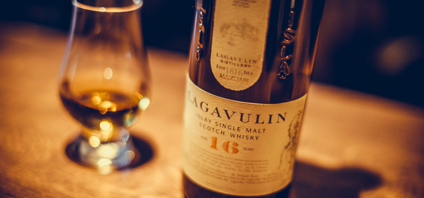 lagavulin 16 rocna skotska whisky